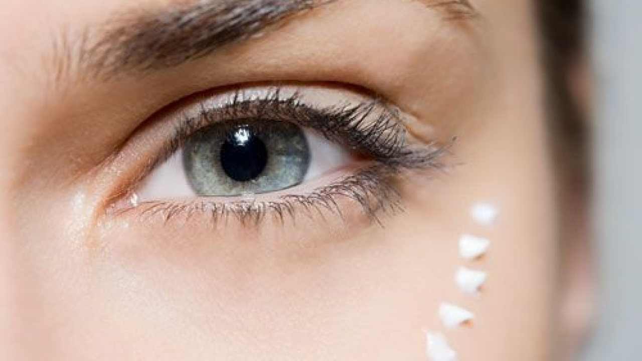 5 cuidados básicos que necesitas para el contorno de ojos (y que ya te urgen)