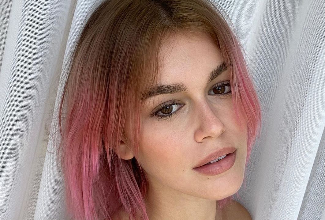 Kaia Gerber vuelve a poner de moda el pelo rosa con su último cambio de look casero