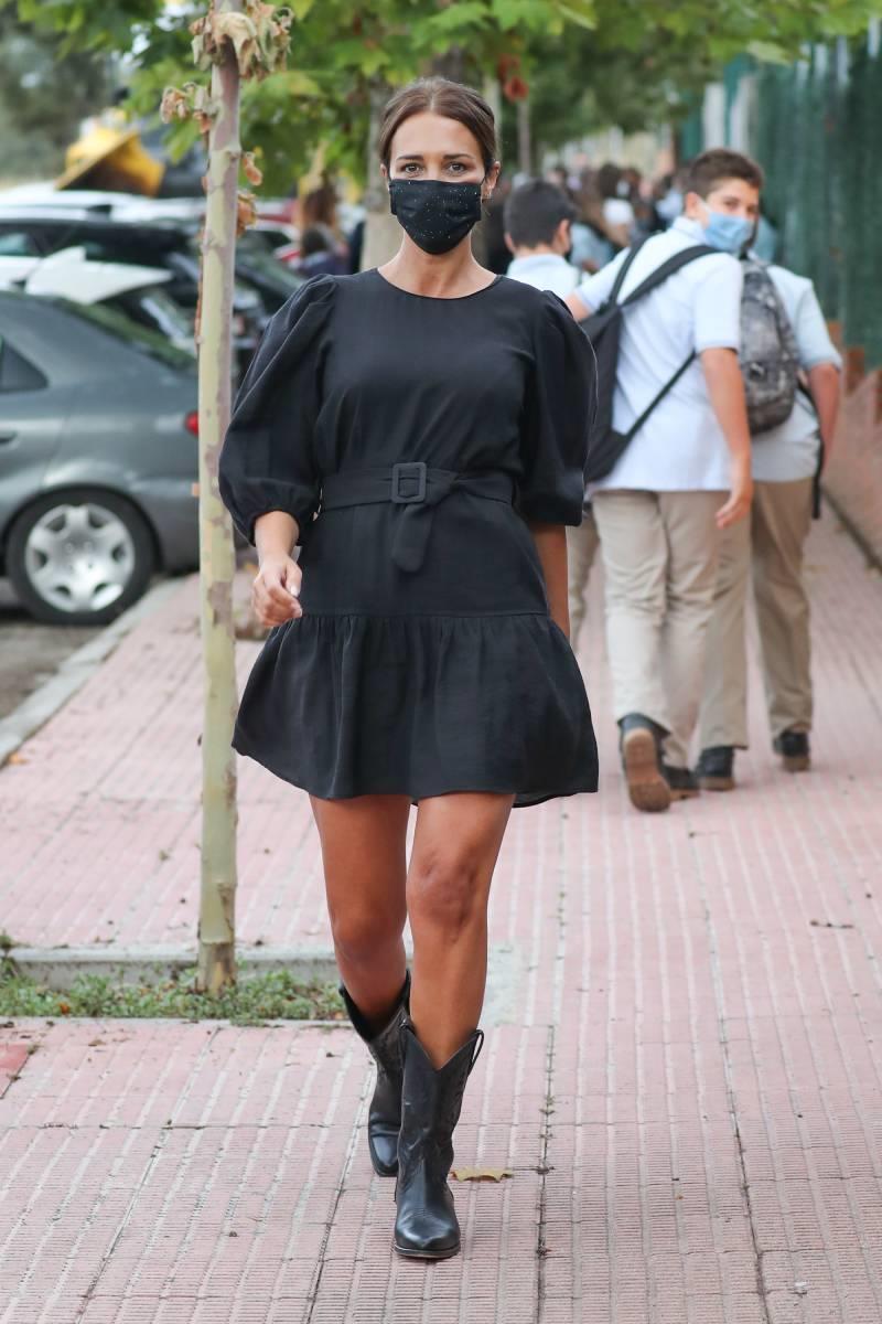 Tres vestidos negros que no pueden faltar en tu armario para emular el look de Paula Echeverría