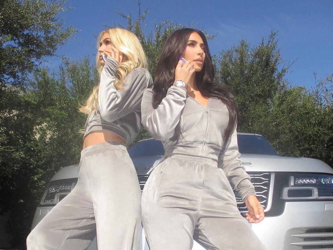 Kim Kardashian y Paris Hilton regresan a los 2000 en la campaña de Skims