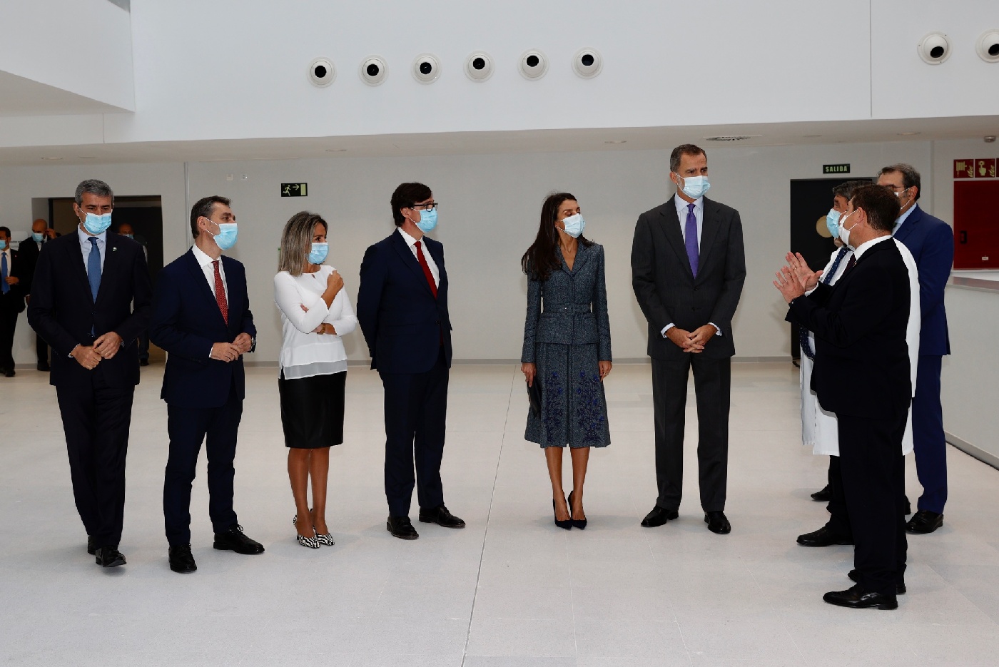 La reina Letizia inicia la semana con uno de sus tejidos favoritos: el tweed