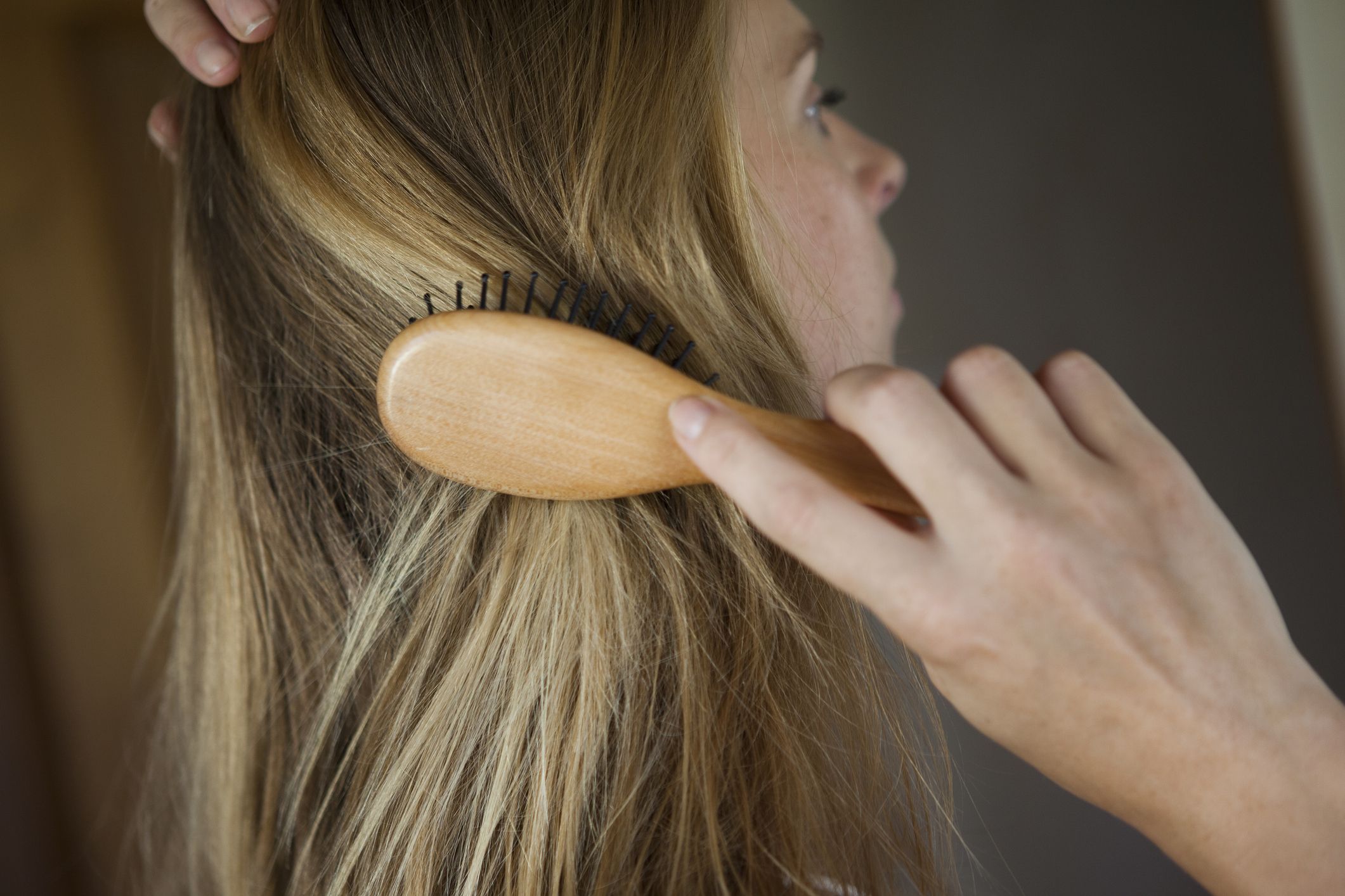 5 consejos para evitar el pelo seco y las raíces grasas