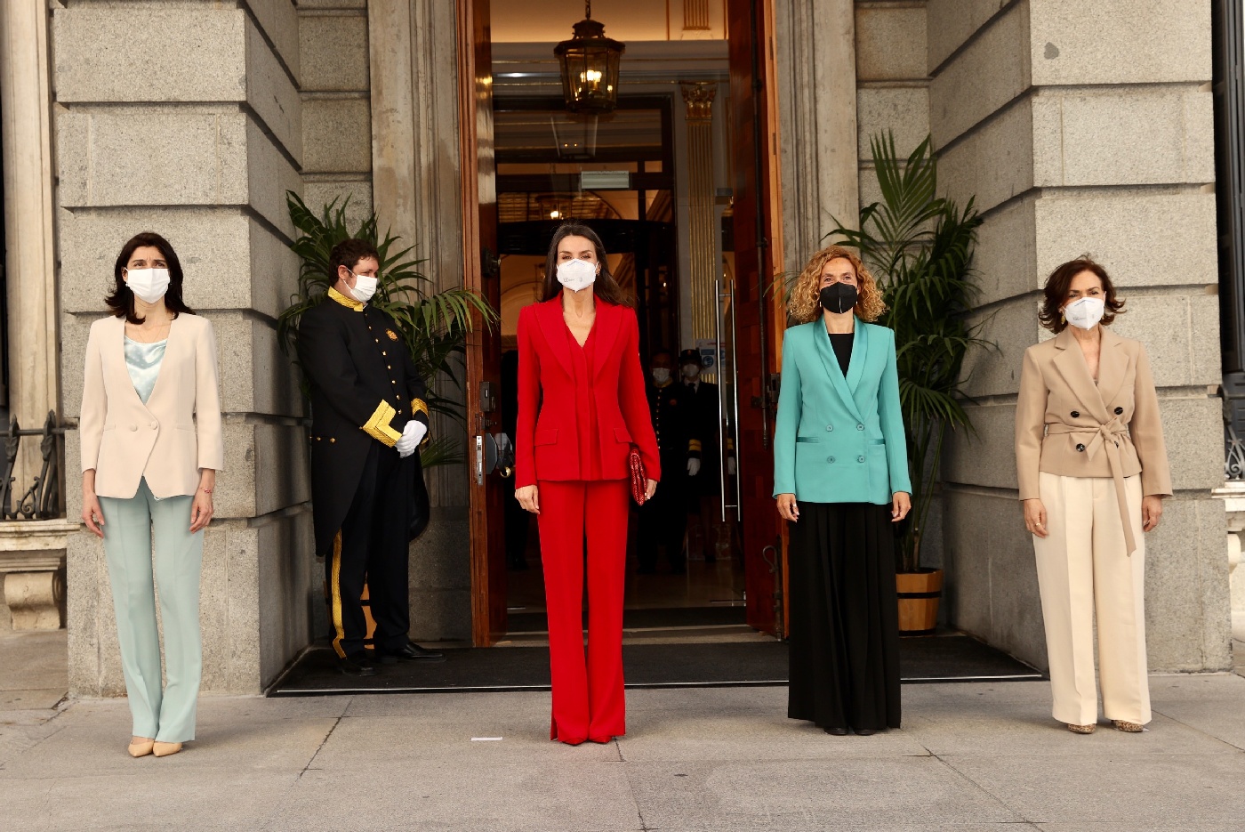 La reina Letizia recupera su traje rojo perfecto