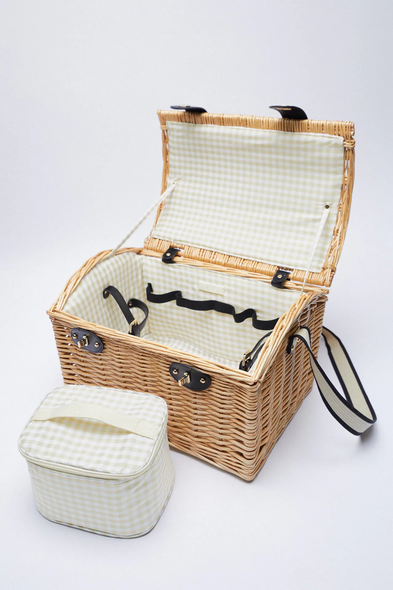 Zara lanza una colección de cestas de picnic perfectas para el verano