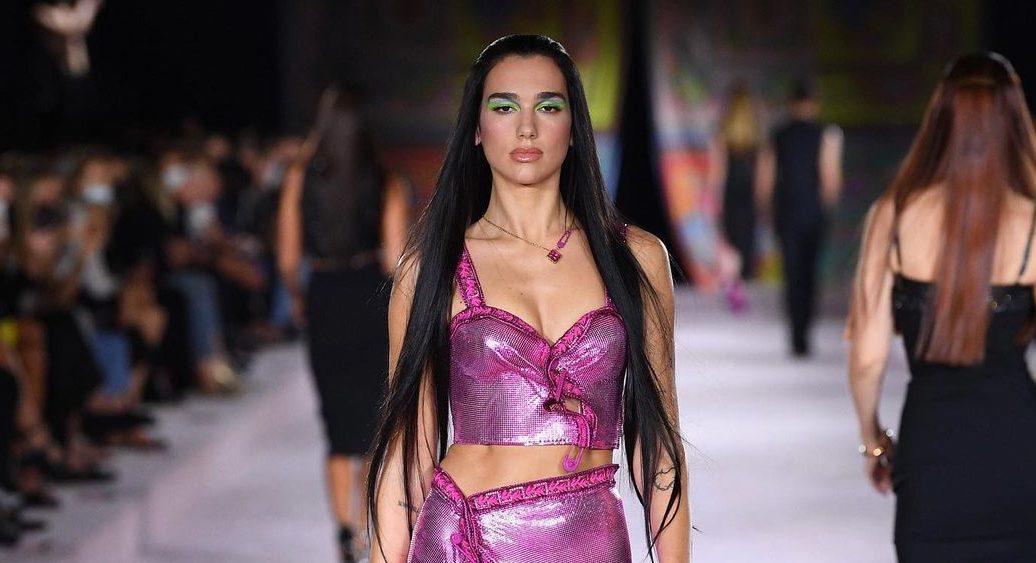 Dua Lipa la nueva musa de Versace en la Semana de la Moda de Milán
