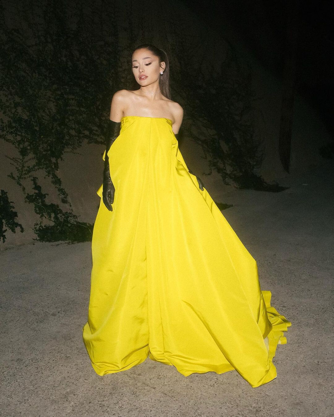 Ariana Grande apuesta por el amarillo en su último look de alfombra roja
