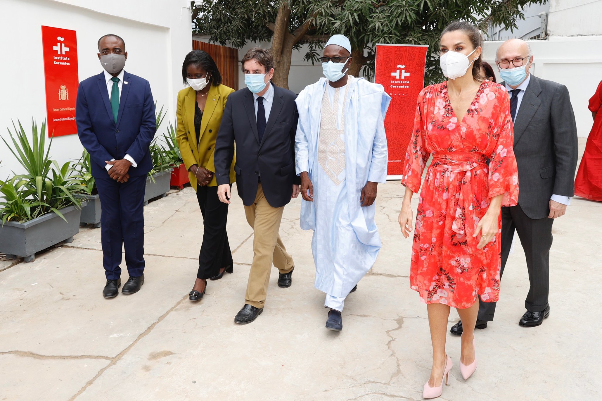 La reina Letizia recupera en Senegal su vestido kimono made in Spain 
