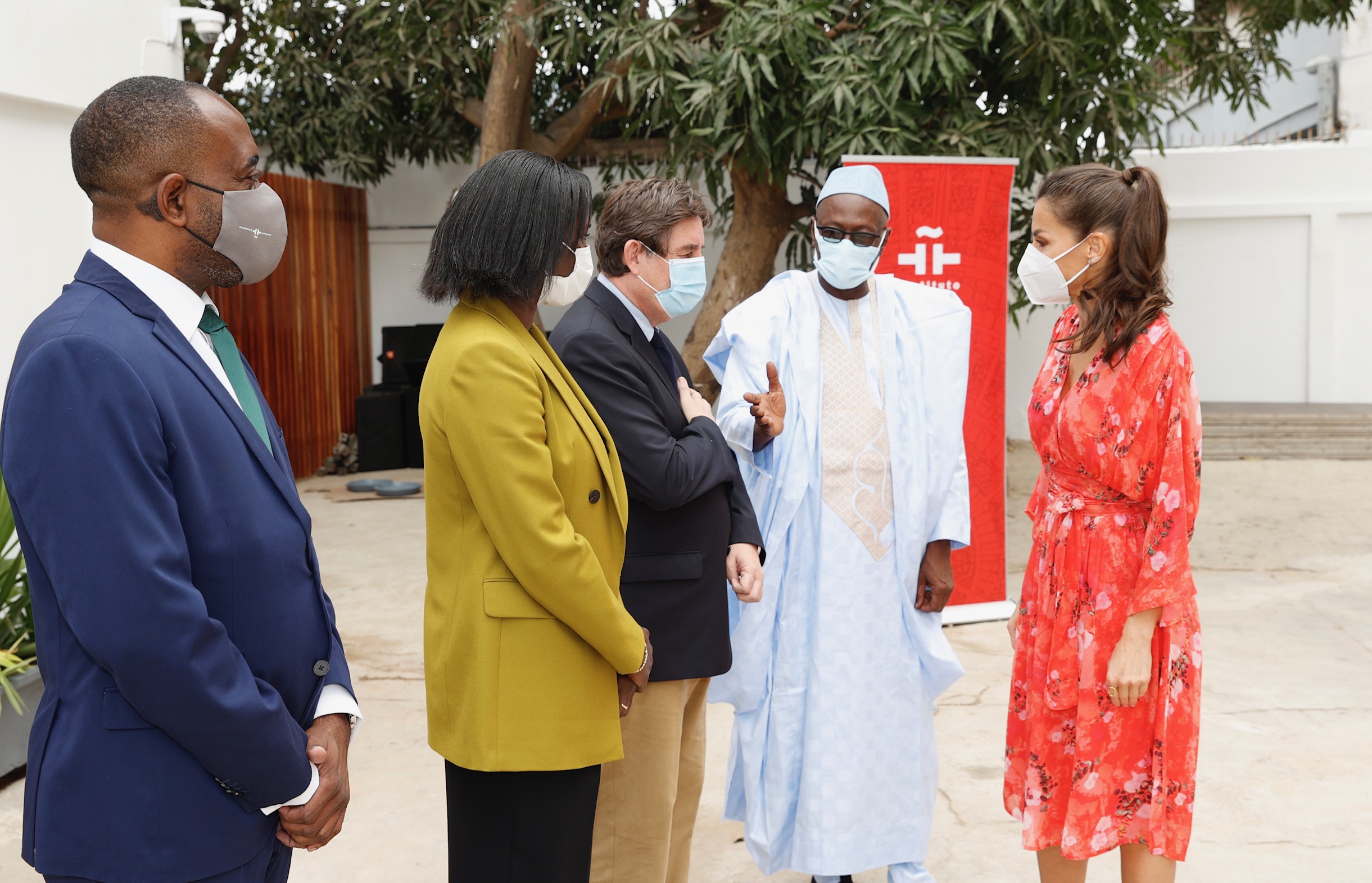 La reina Letizia recupera en Senegal su vestido kimono made in Spain