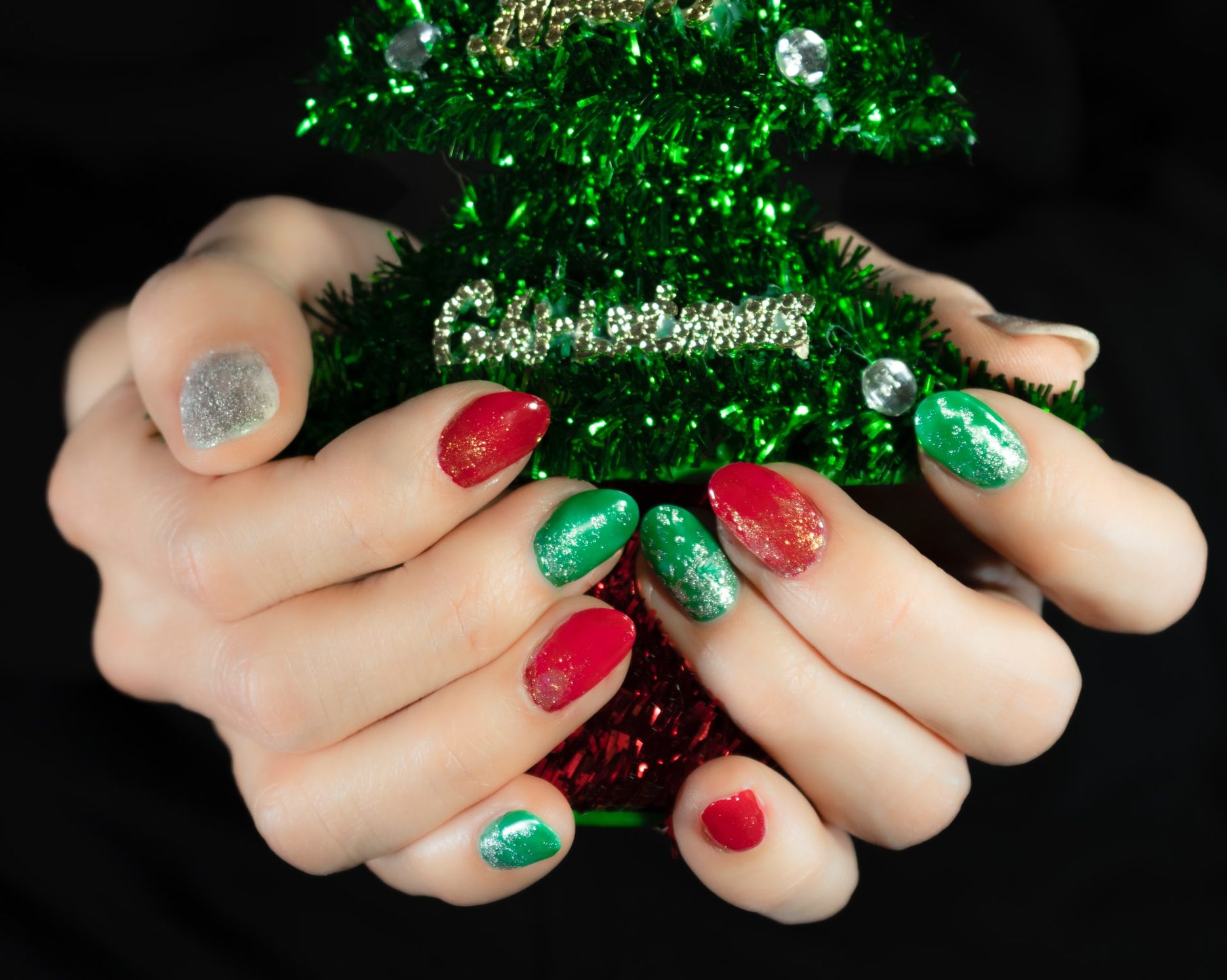 5 tendencias de manicura para brillar esta Navidad