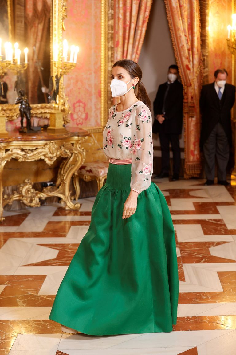 La reina Letizia viste un Valentino de la reina Sofía cuarenta años después