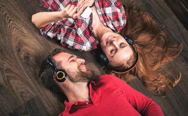 Cinco podcasts para escuchar en pareja