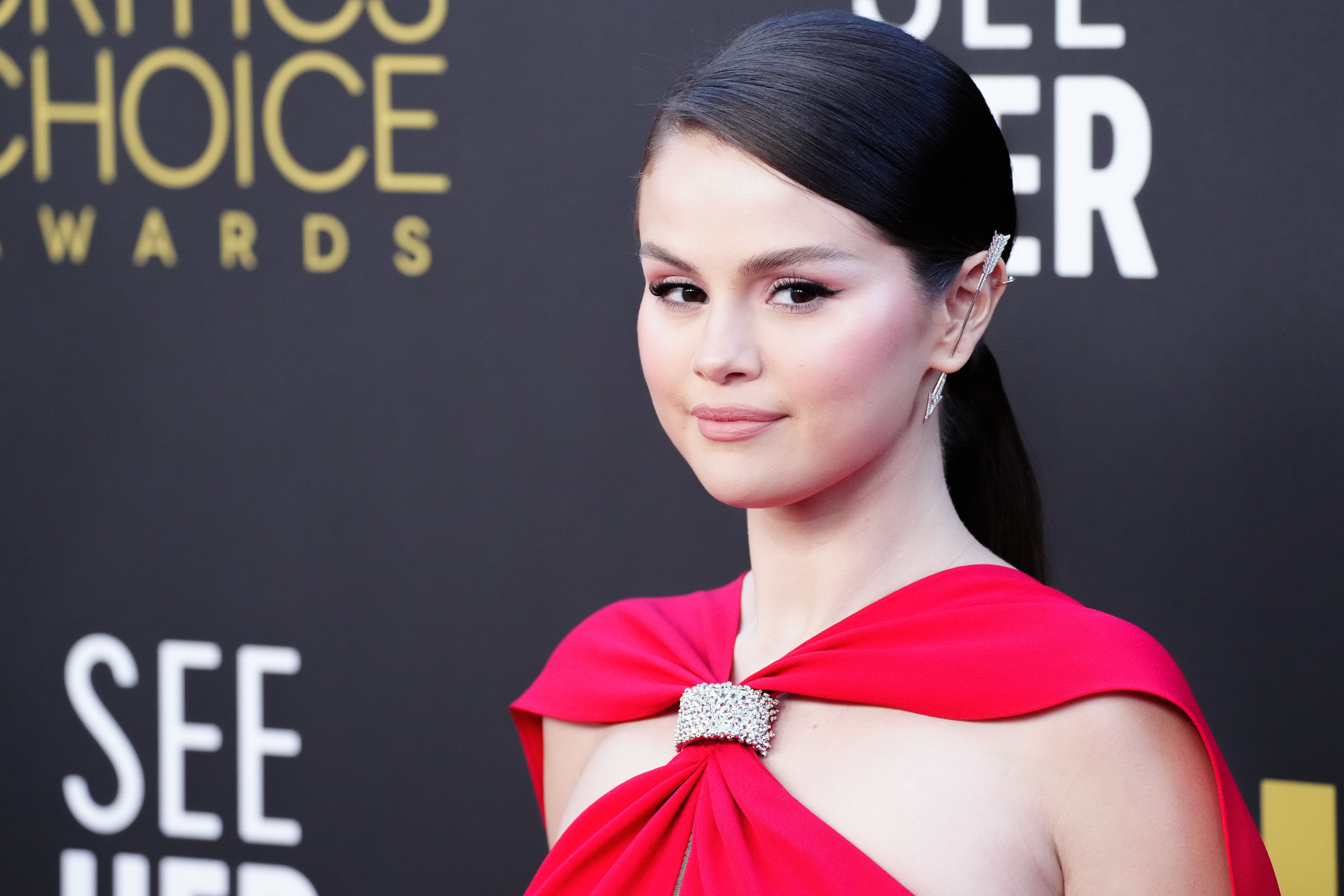 3 pasos para conseguir la mirada rosa de Selena Gomez en los Critics Choice Awards