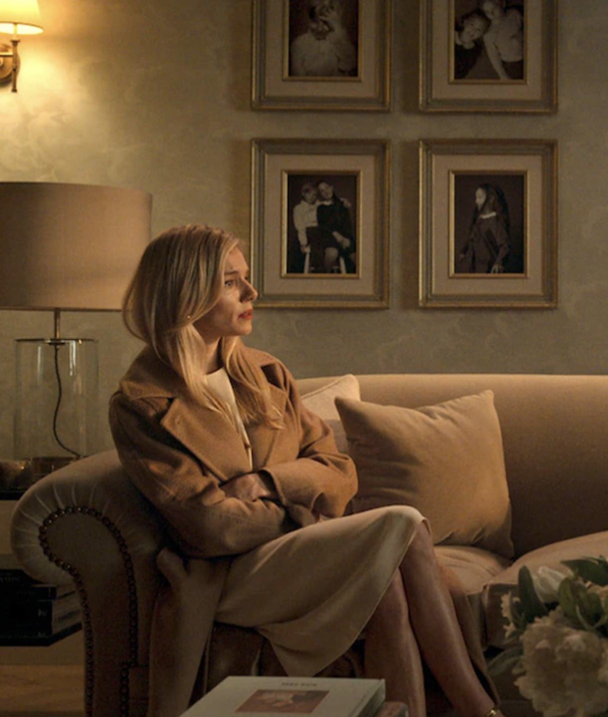 Sienna Miller tiene el armario perfecto en la serie "Anatomía de un escándalo"