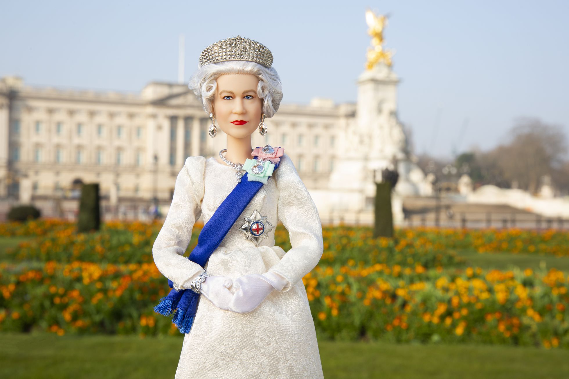 Reina Elizabeth II tiene su propia Barbie para celebrar su Jubileo de Platino