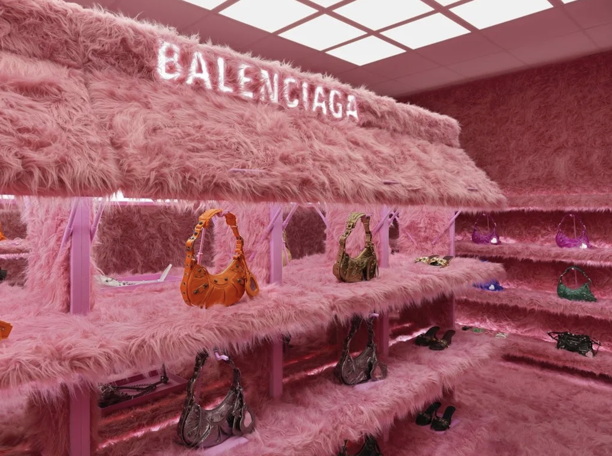 Balenciaga celebra el bolso Le Cagole con una pop-up store rosa en Londres