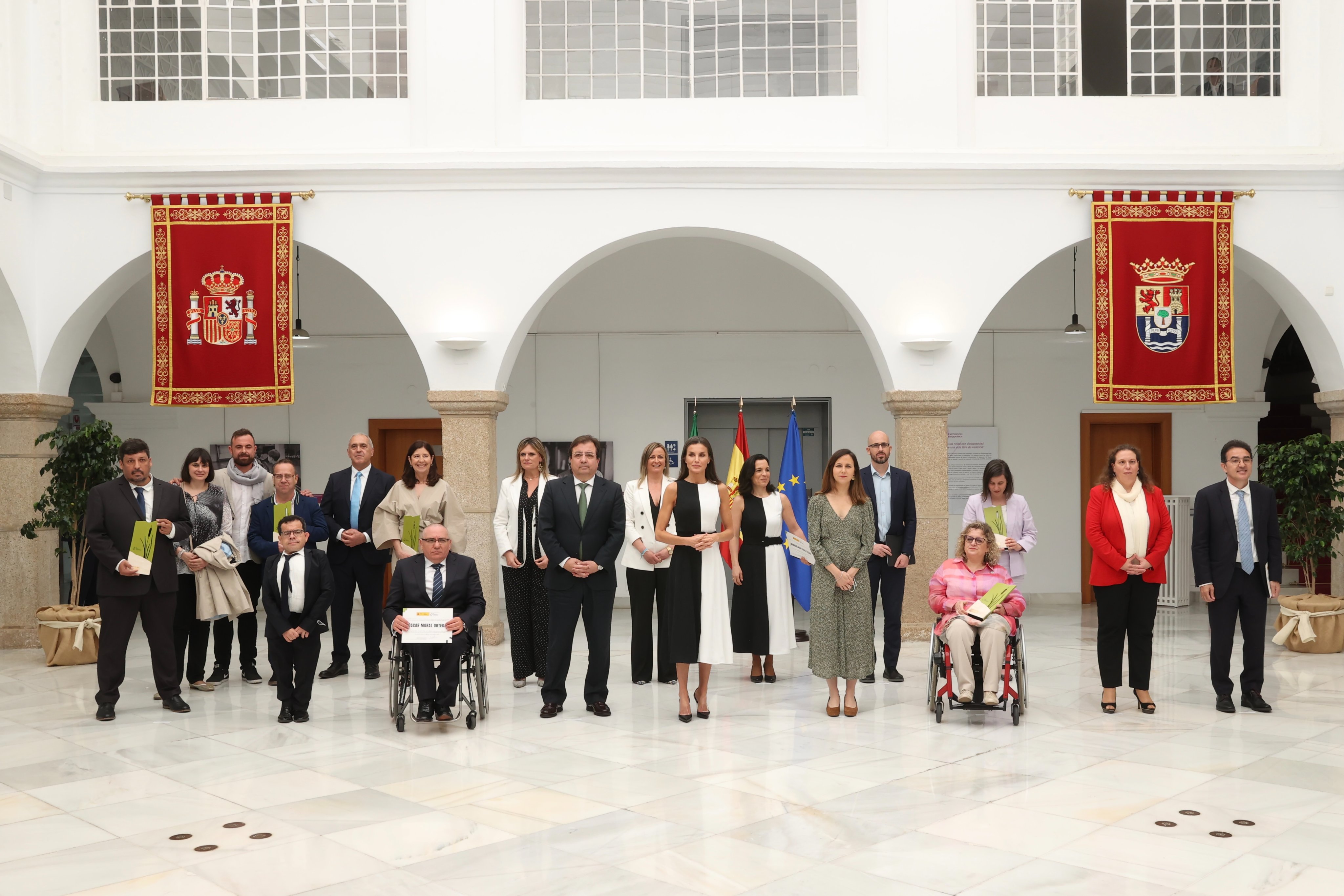 Un vestido bicolor, protagonista del día en la agenda de la reina Letizia