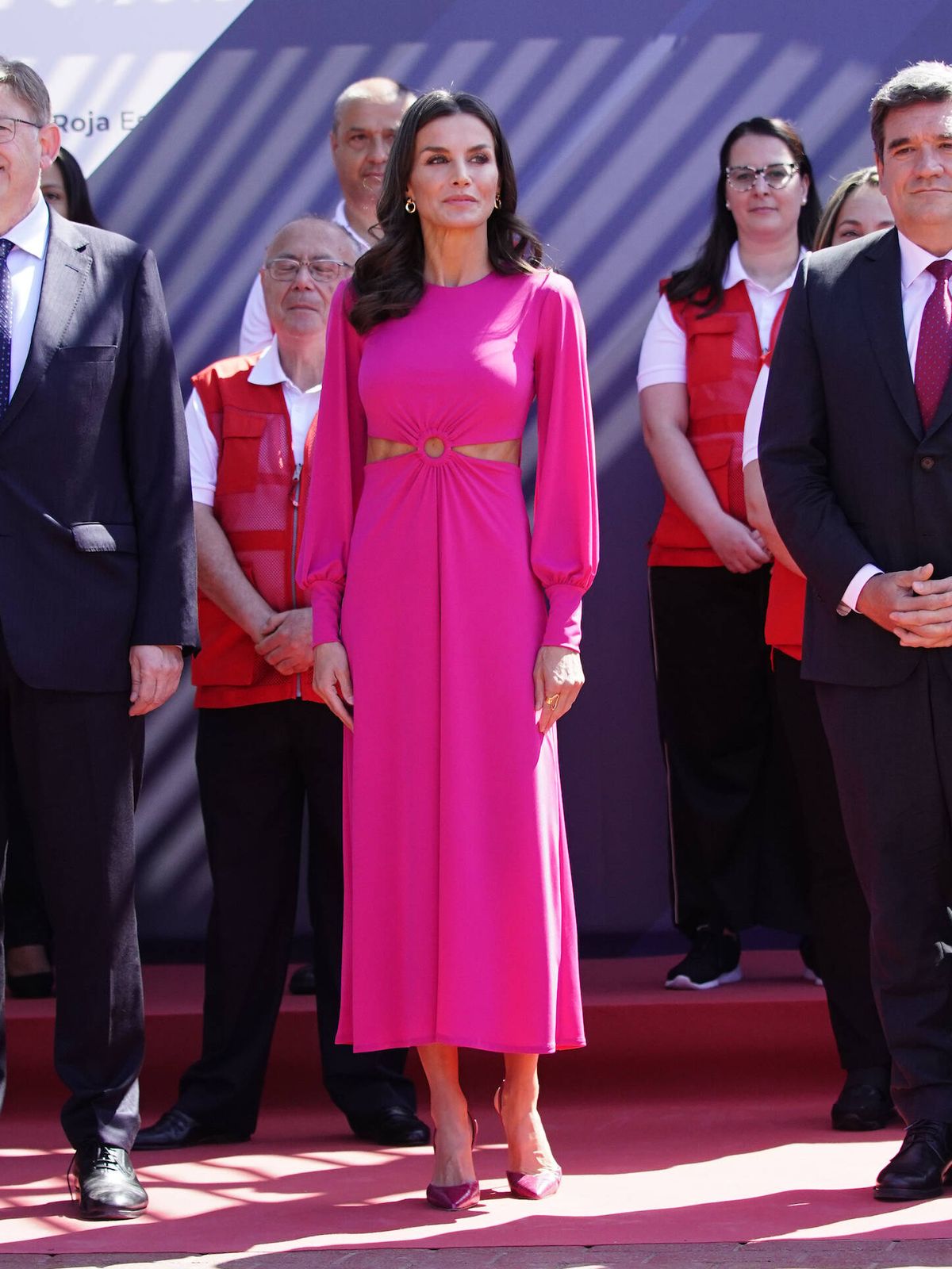 La reina Letizia se apunta a la moda cut out y deja ver sus abdominales perfectos