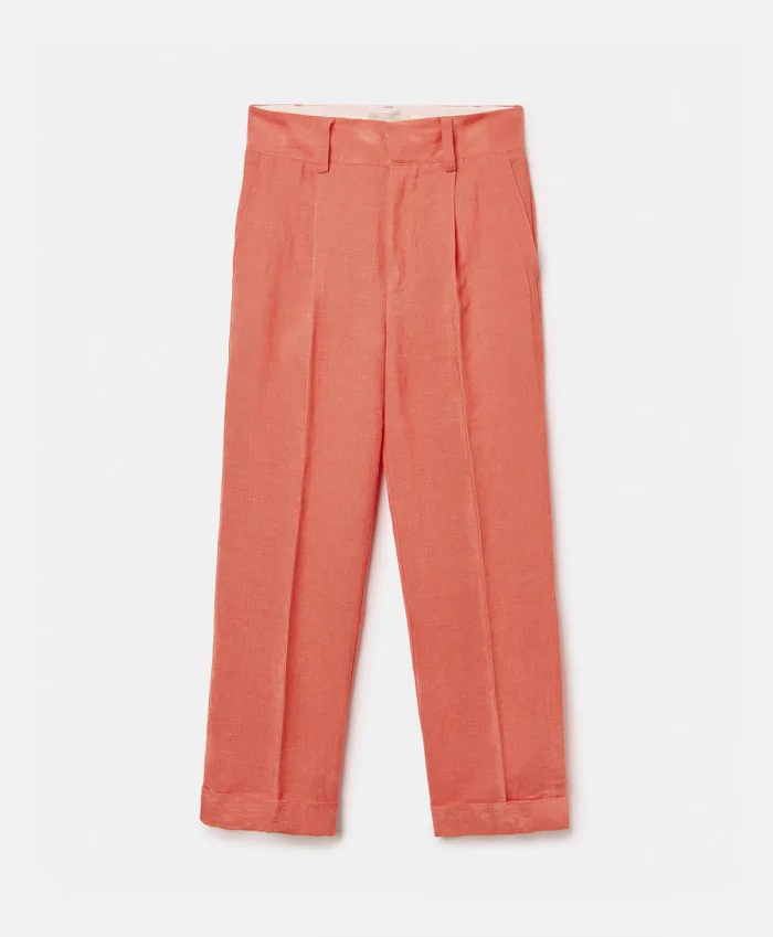 Nuria Roca tiene los pantalones del color tendencia de temporada: el naranja