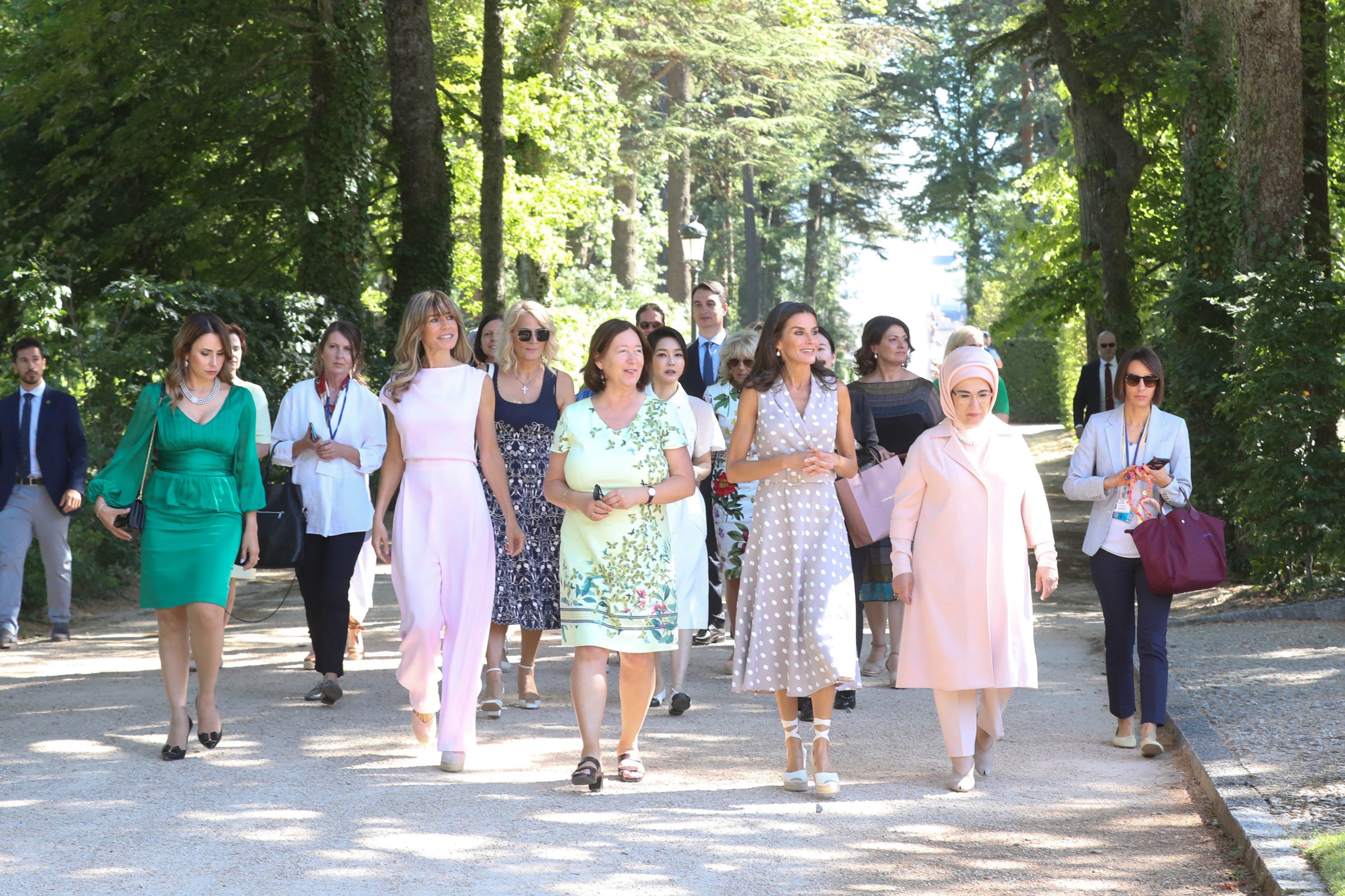 La reina Letizia visita la Granja de Segovia junto a las primeras damas de la OTAN