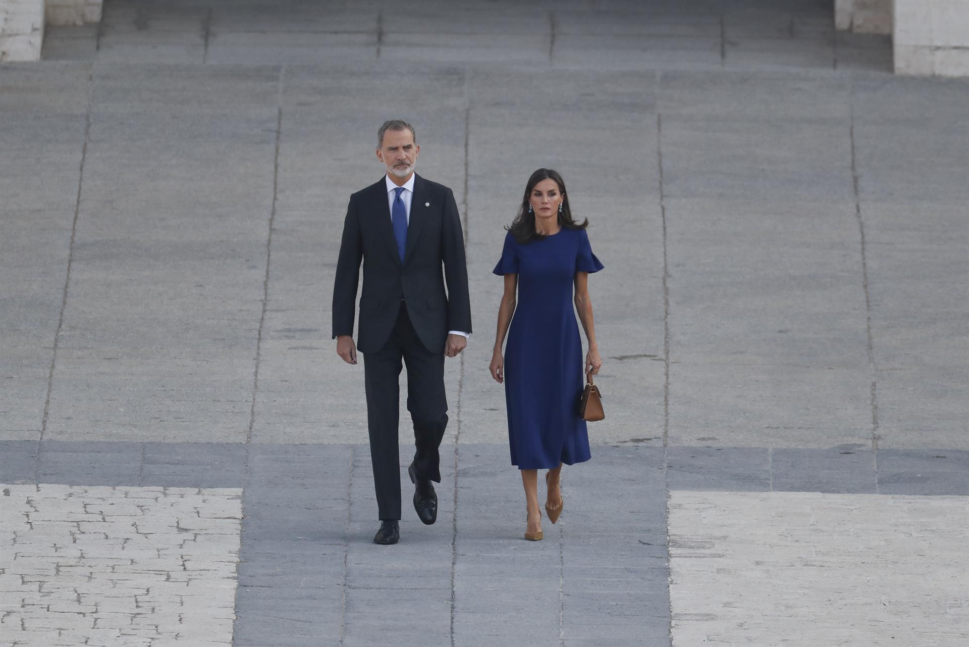 La reina Letizia elige el azul en el homenaje a las víctimas del coronavirus