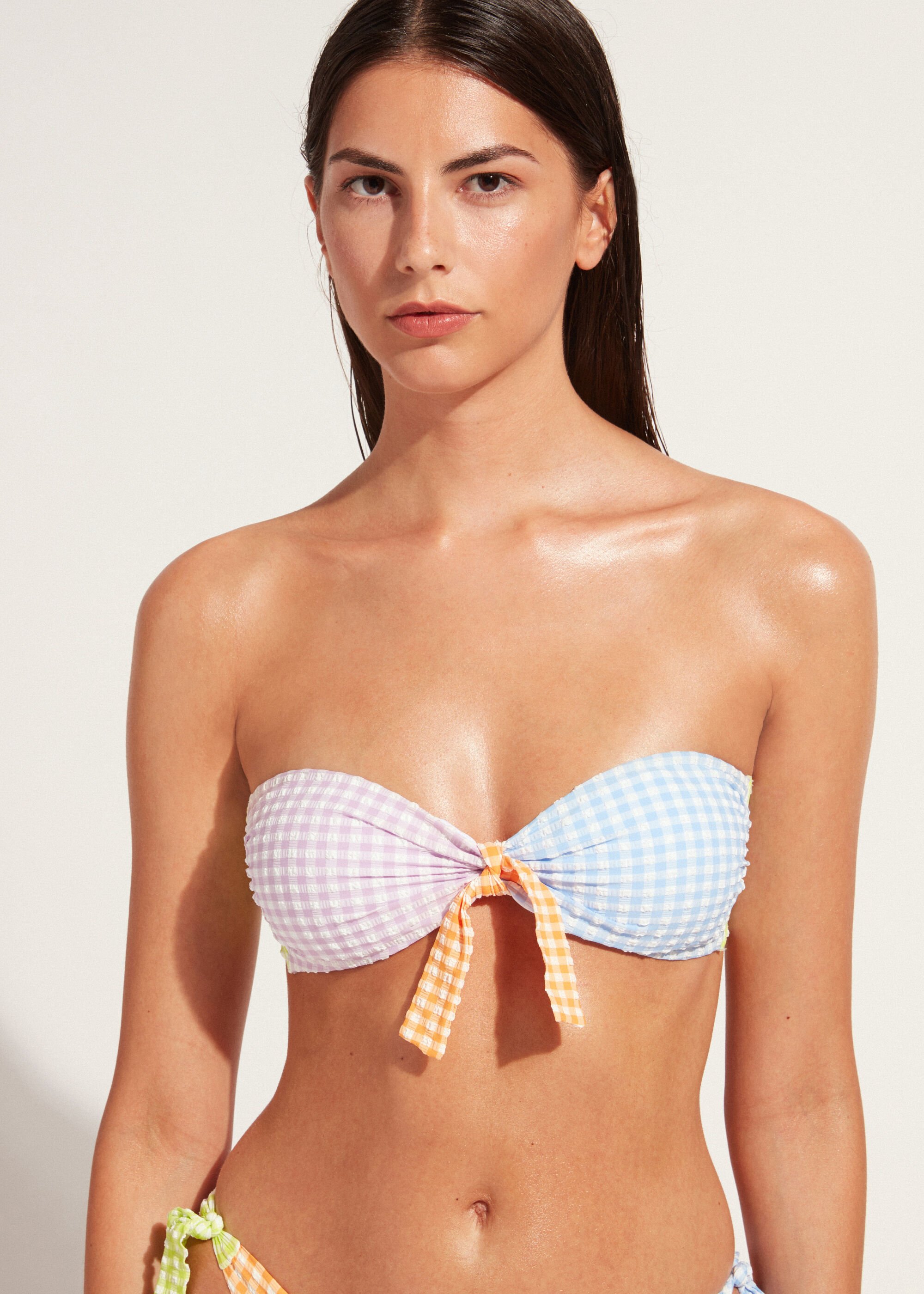 María Pombo tiene el bikini de cuadros perfecto para el verano