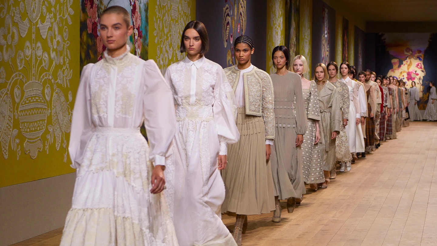 Dior: Un Sueño entre Bordados, Vestidos y Alta Costura