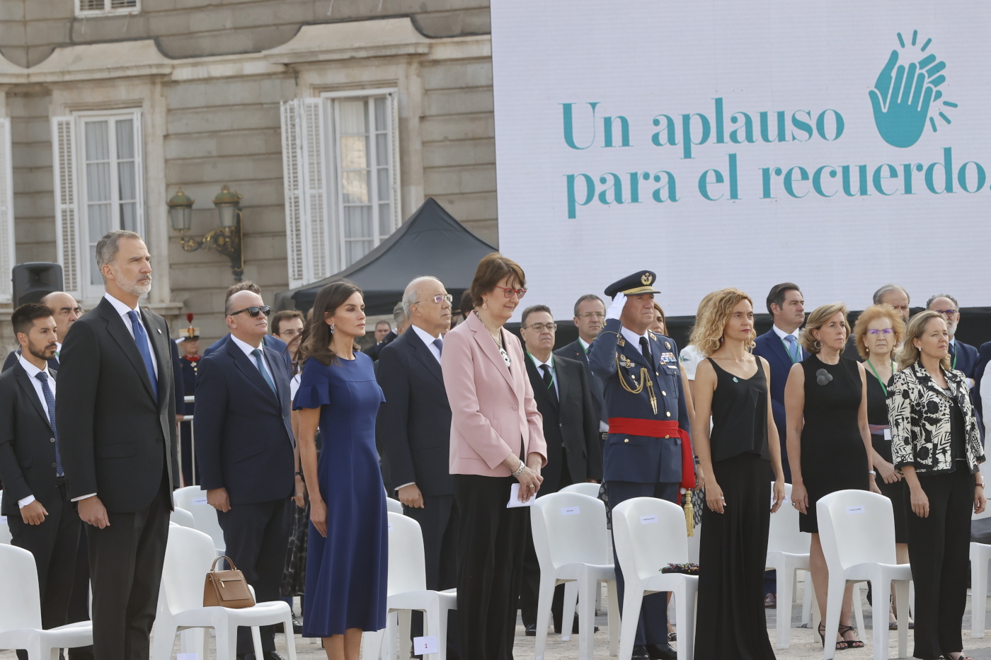 La reina Letizia elige el azul en el homenaje a las víctimas del coronavirus