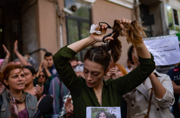 Mujeres iraníes en todo el mundo están protestando por sus derechos tras la muerte de una de sus jóvenes