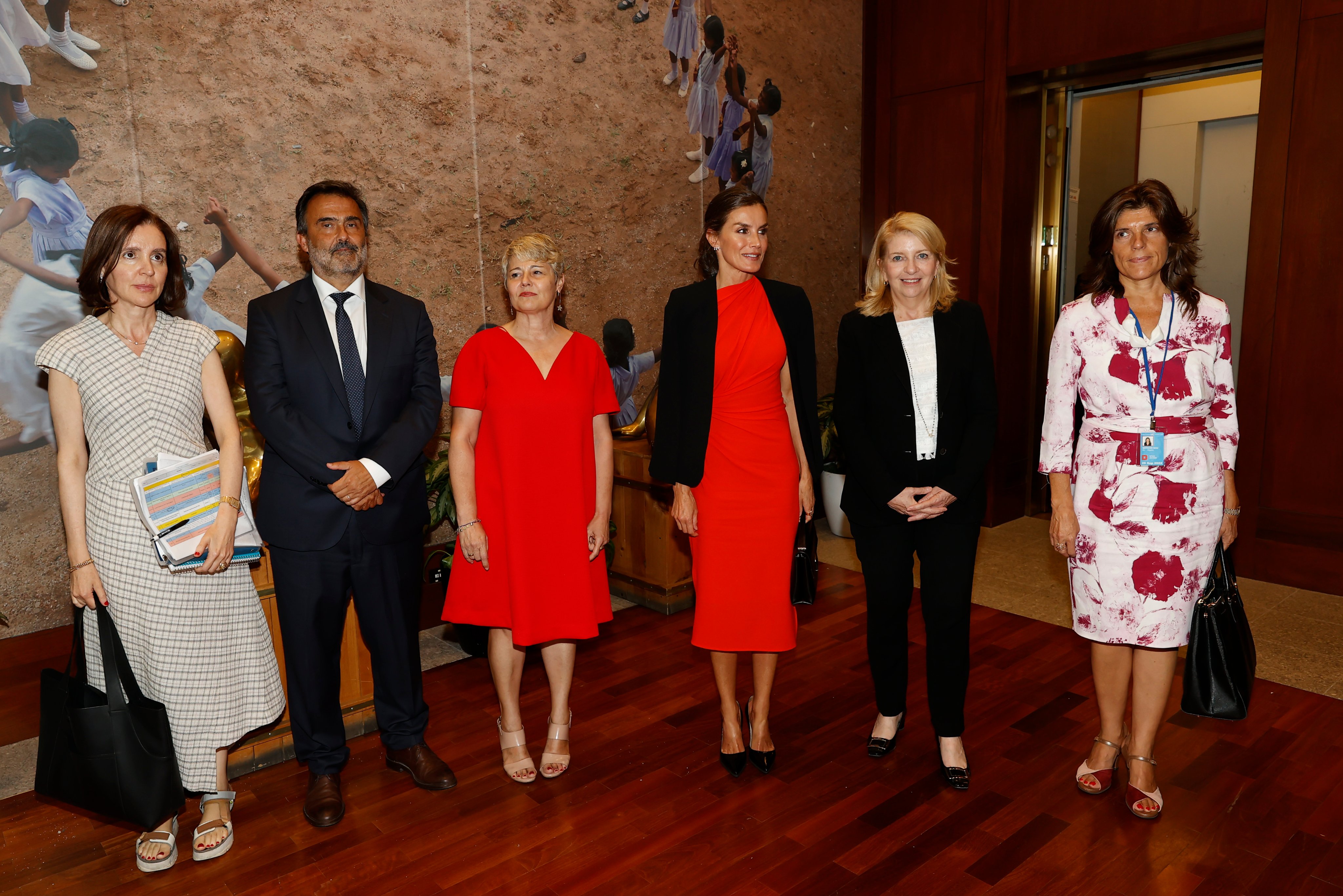 La reina Letizia elige a Narciso Rodríguez x Zara en su visita a la OTAN