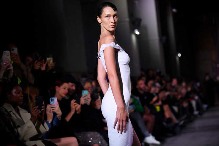 La tecnología detrás del vestido en spray que Bella Hadid lució en París