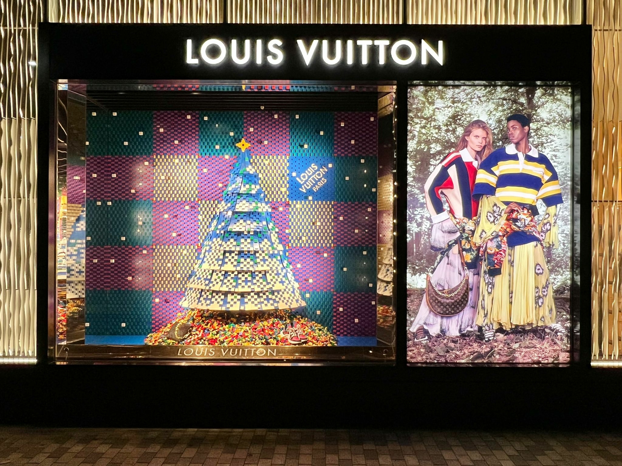 Louis Vuitton hace espectacular alianza con LEGO para decorar sus vitrinas en Navidad