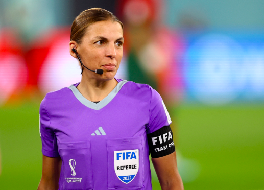 Ella es Stéphanie Frappart, la primera mujer árbitro en dirigir un partido en un Mundial de futbol masculino