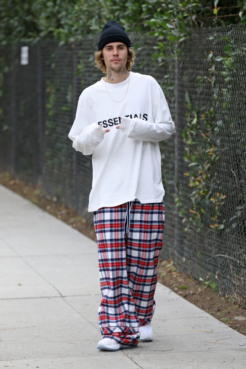 La nueva tendencia de streetstyle es salir a la calle en pijama