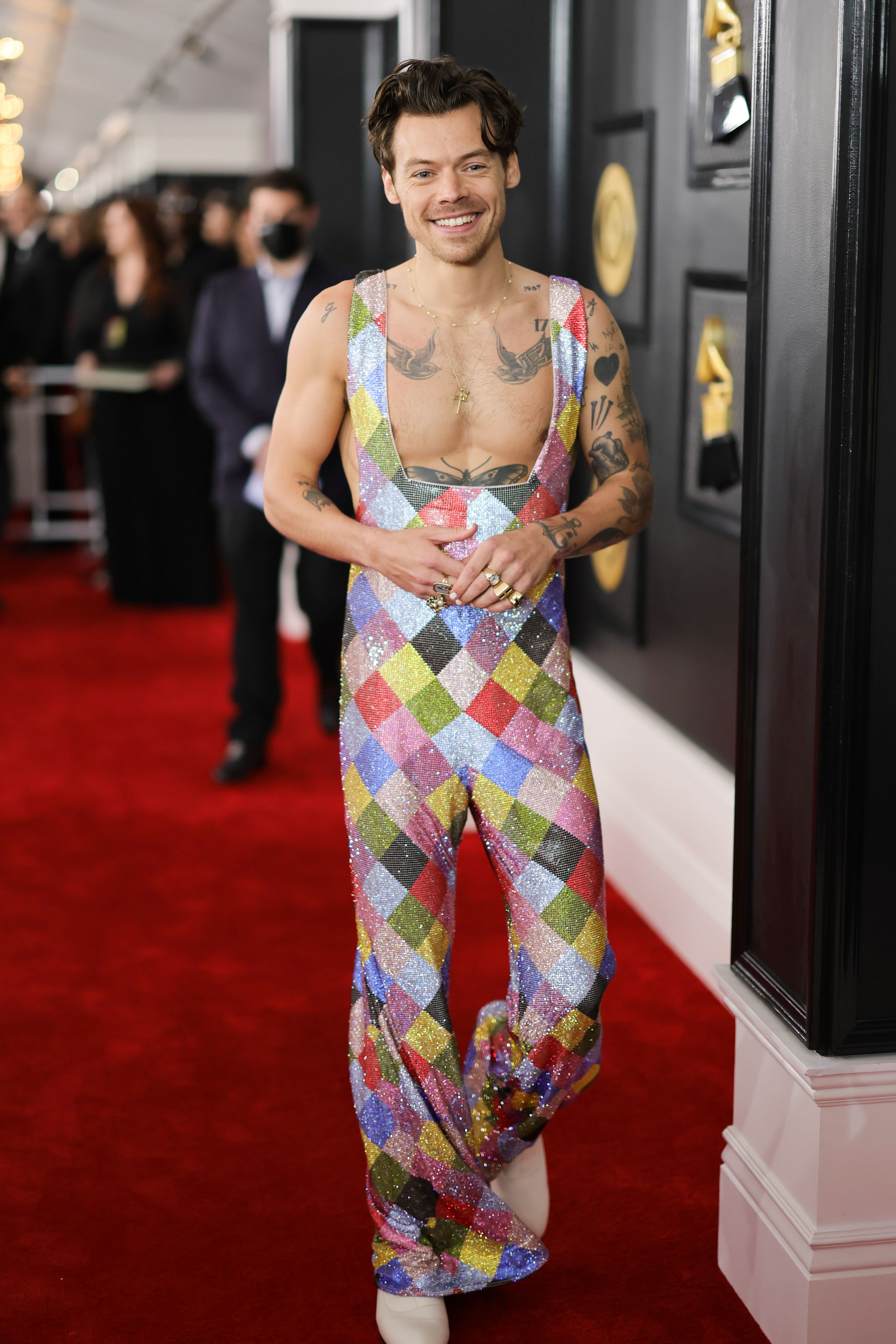 Así se creó el mono personalizado de Harry Styles con 250.000 cristales Swarovski