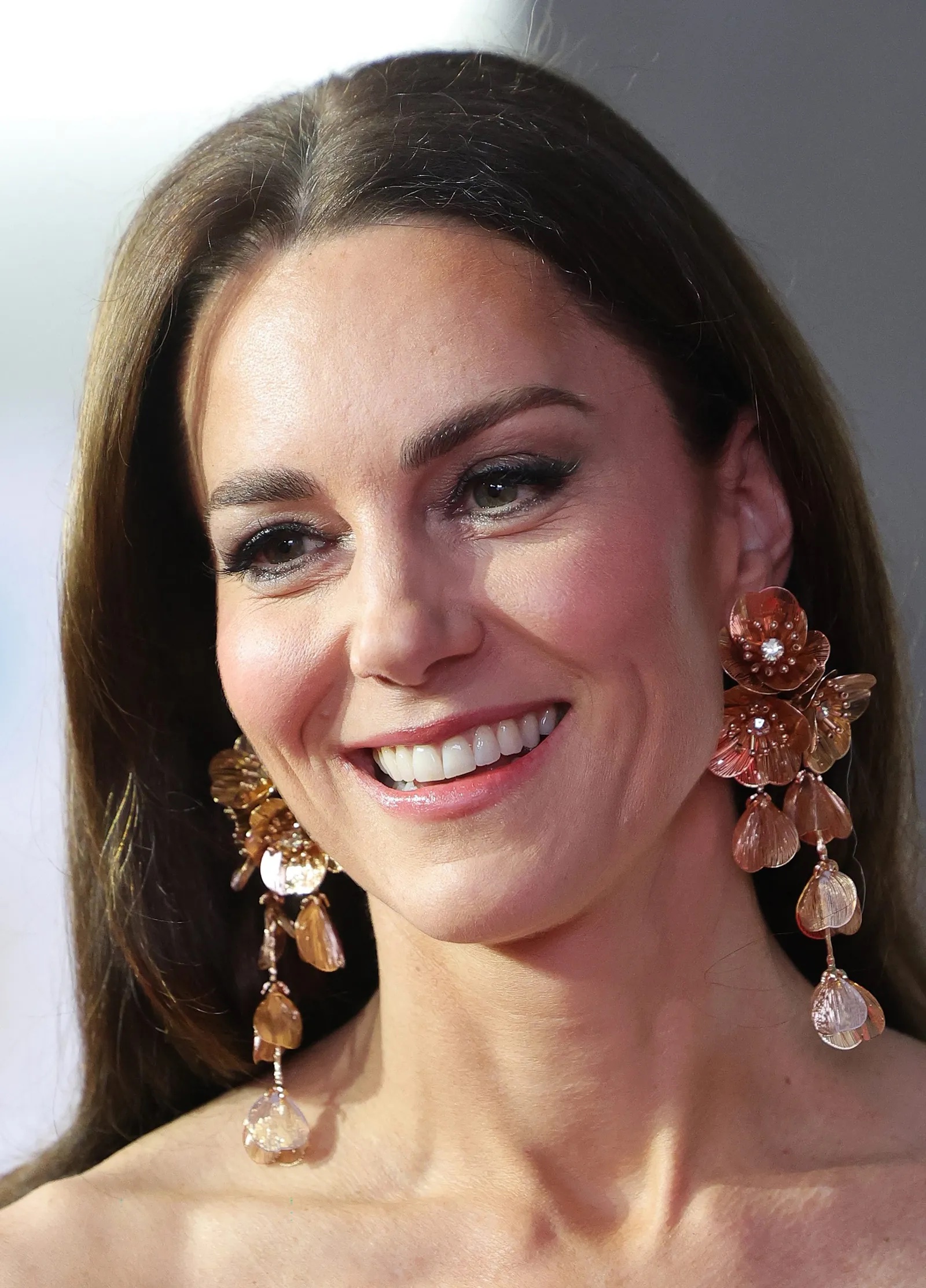 Sin embargo, las miradas de las expertas en moda repararon inmediatamente en sus orejas. A su paso por la alfombra roja, Kate Middleton llevaba unos inmensos pendientes dorados que acabaran toda la atención. Unos pendientes XXL con un diseño floral de Zara.