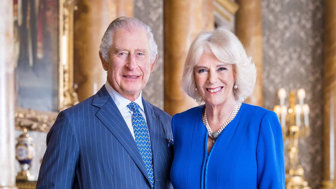 Todo lo que esconde la invitación para la coronación de Carlos III