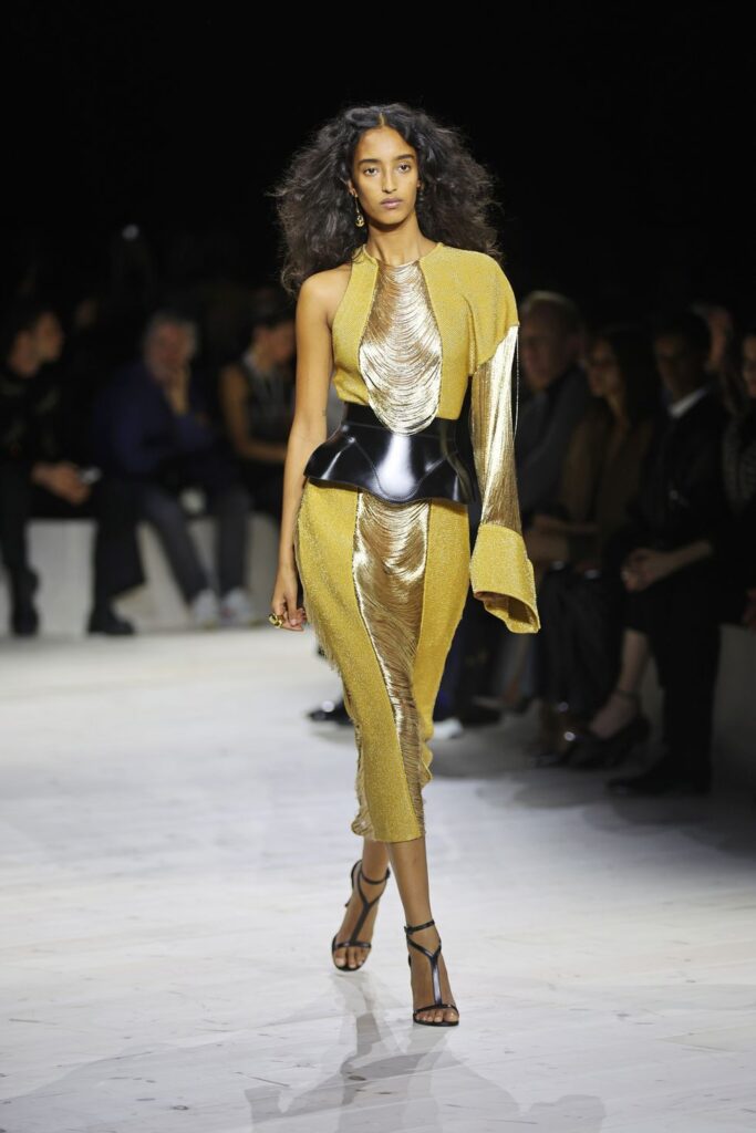 El color más arriesgado que se colará en tus looks de invitada