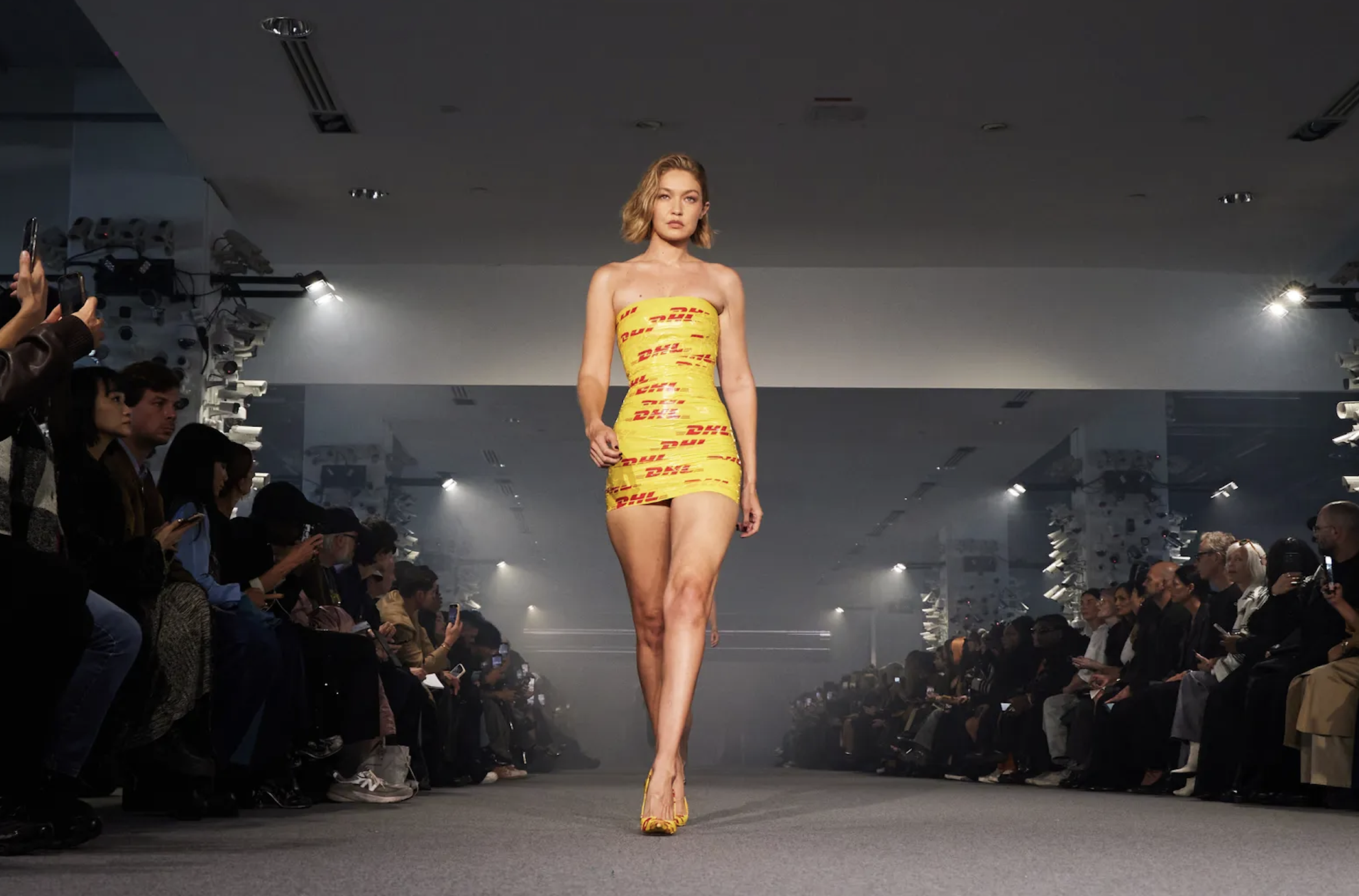 Gigi Hadid Deslumbra Desfile: Vestido Cinta DHL