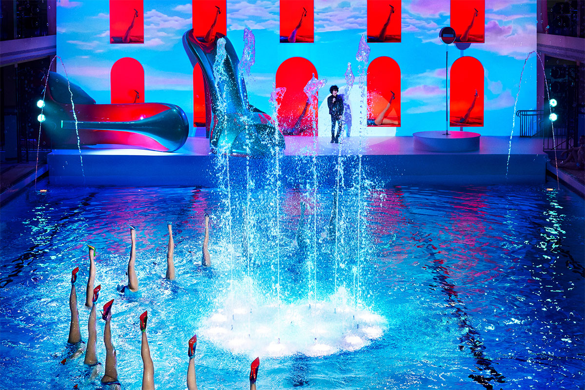 Christian Louboutin SS 2025: Audacia y Glamour Acuático