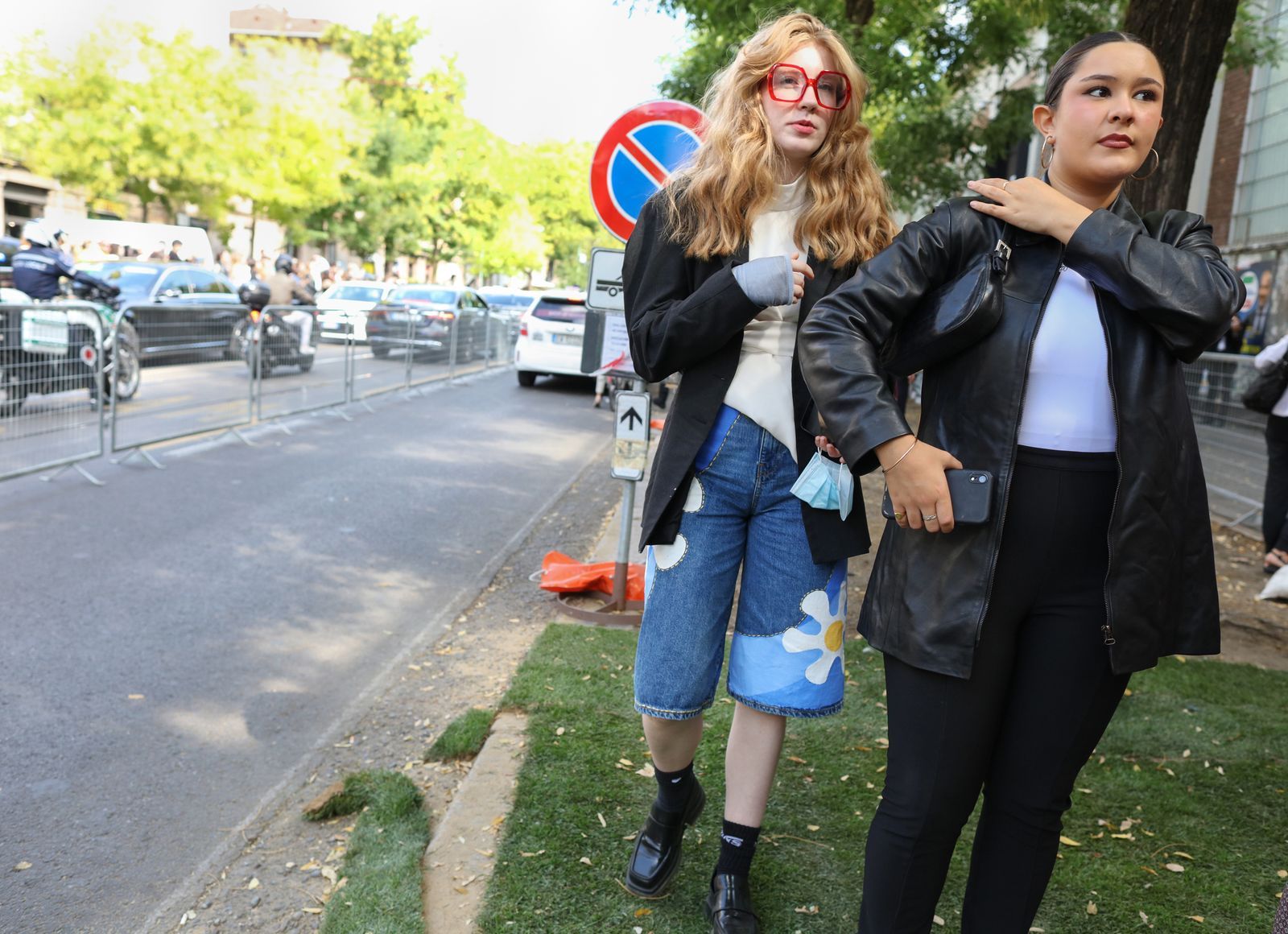 Las expertas en moda han hablado: bermudas de corte a la rodilla, con tiro alto o bajo, combinadas con zapatillas de punta y calcetas altas. Añadir un saco estructurado y una playera básica crea un look moderno y lleno de personalidad, perfecto para quienes buscan comodidad sin perder sofisticación.