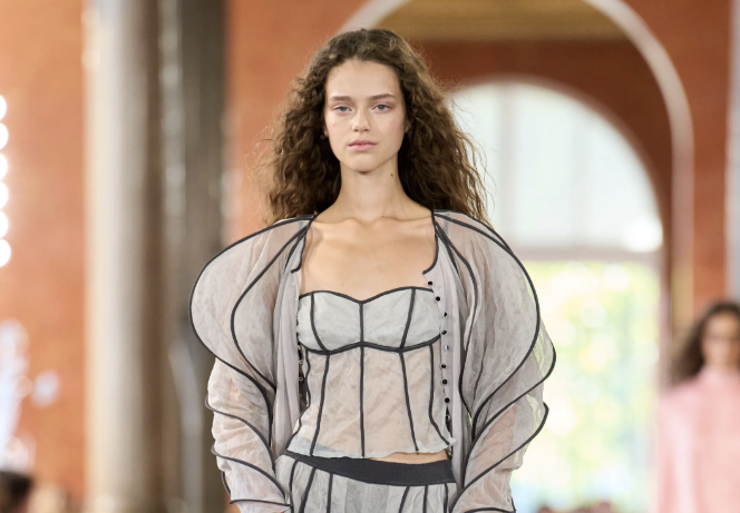 Louis Vuitton celebra feminidad etérea en París