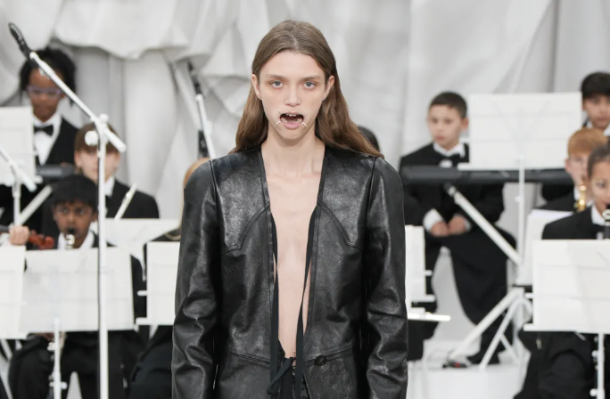 Ecos del Futuro: Margiela Reinventa la Memoria del Tiempo