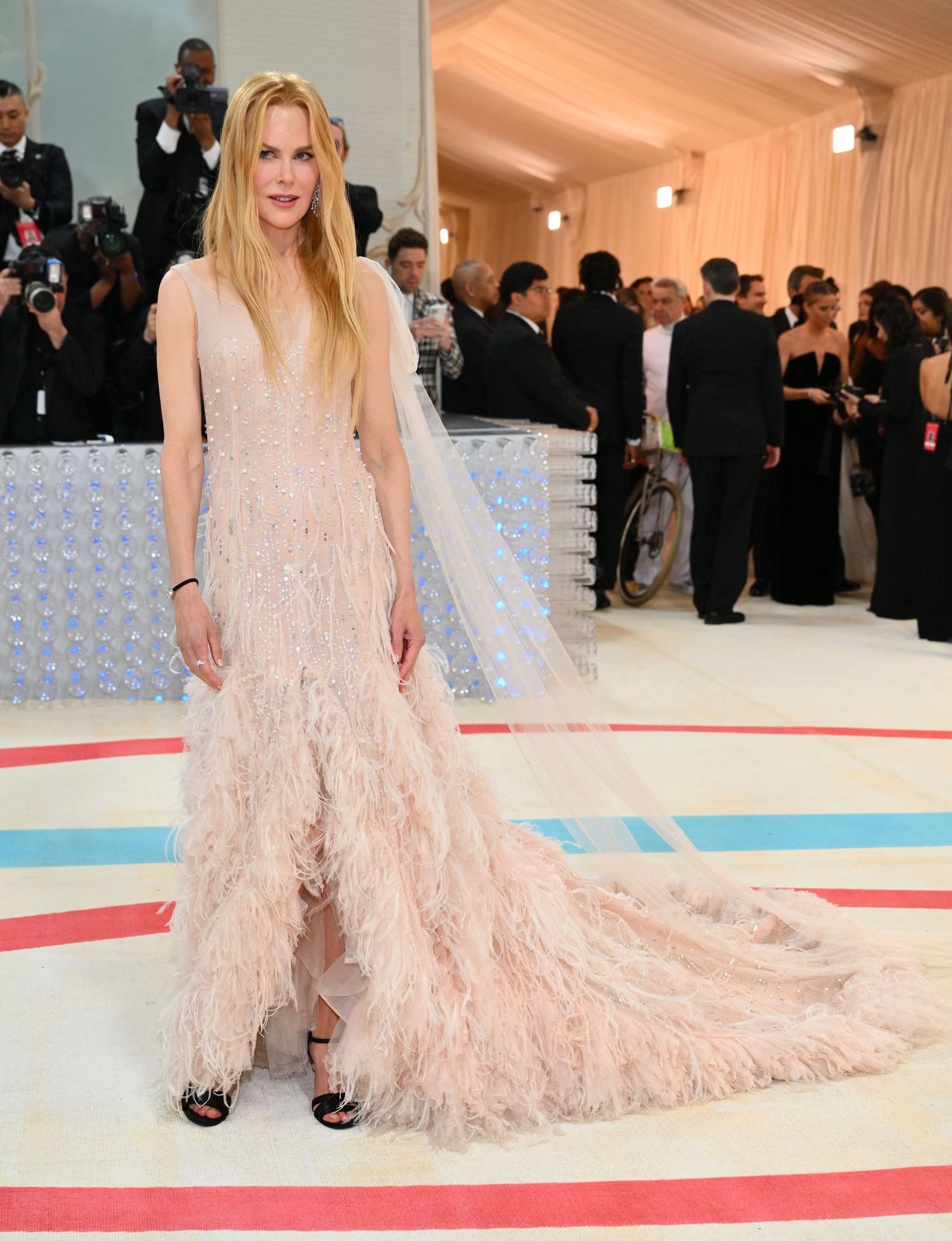 En la Gala MET 2023 con el vestido Chanel del anuncio de 2004.