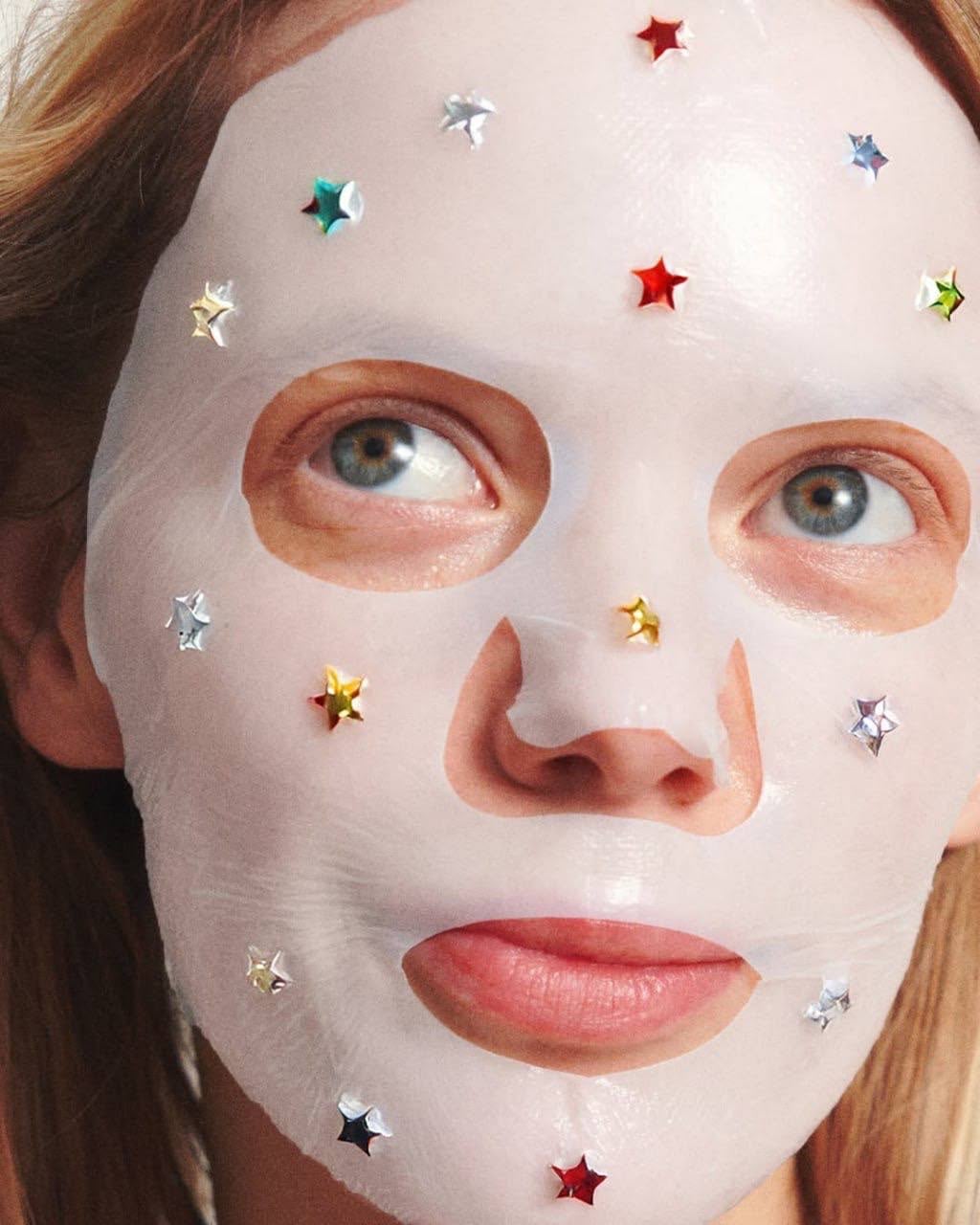 mascarilla con piedritas de colores