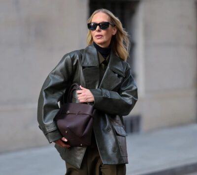 Chamarra de piel verde y pantalones de vestir en tendencia