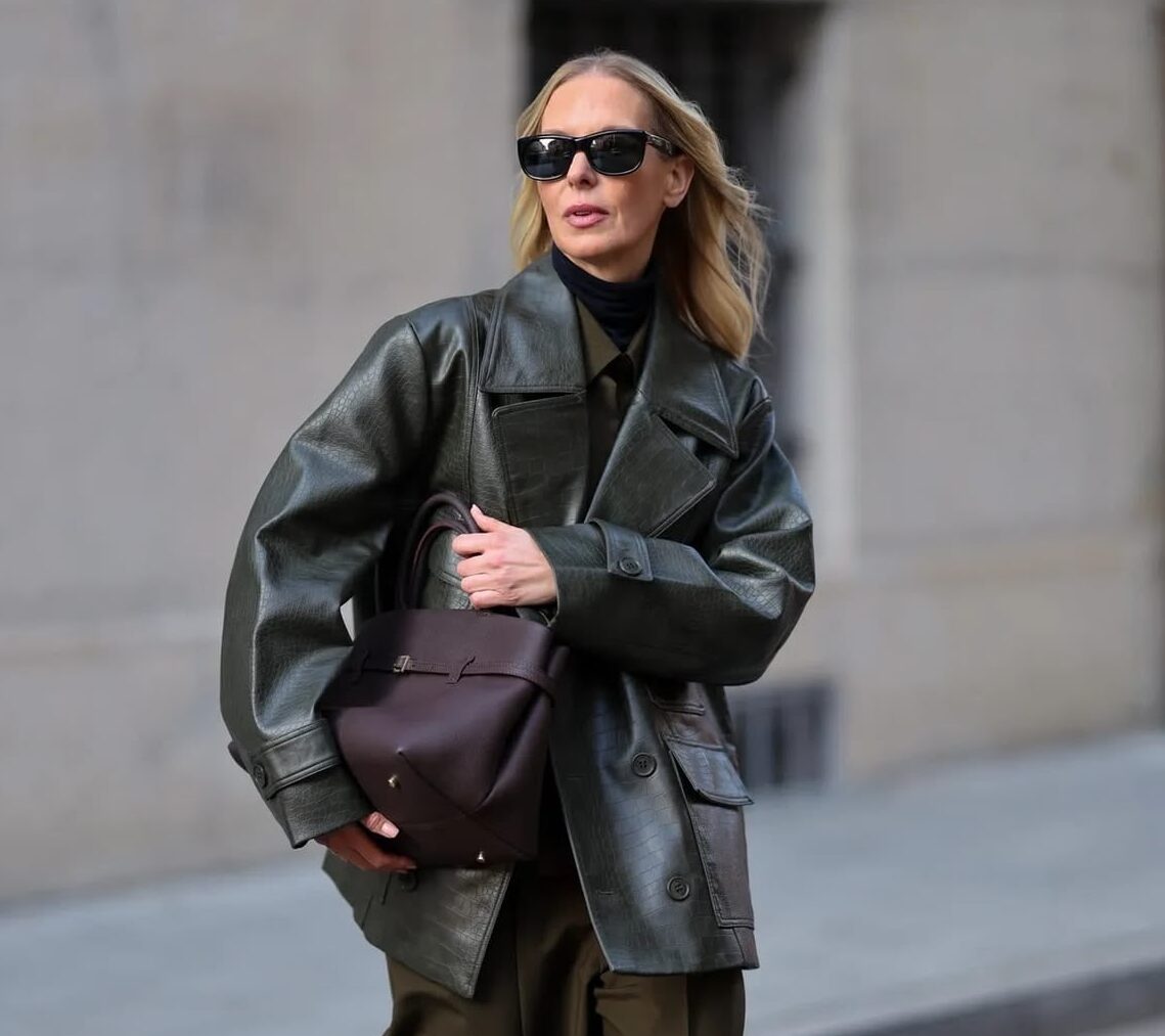 Chamarra de piel verde y pantalones de vestir en tendencia