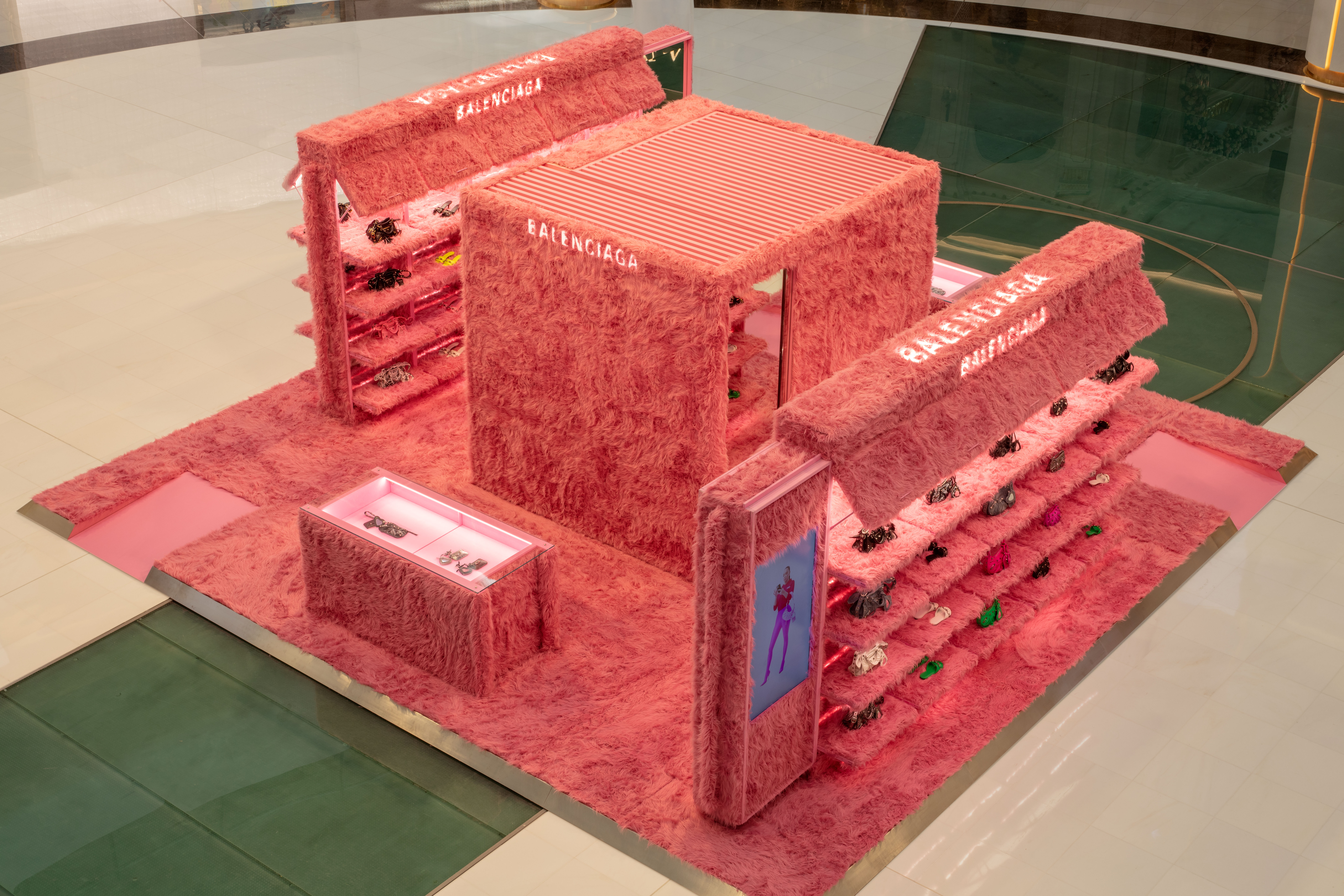 BALENCIAGA LE CAGOLE POP UP