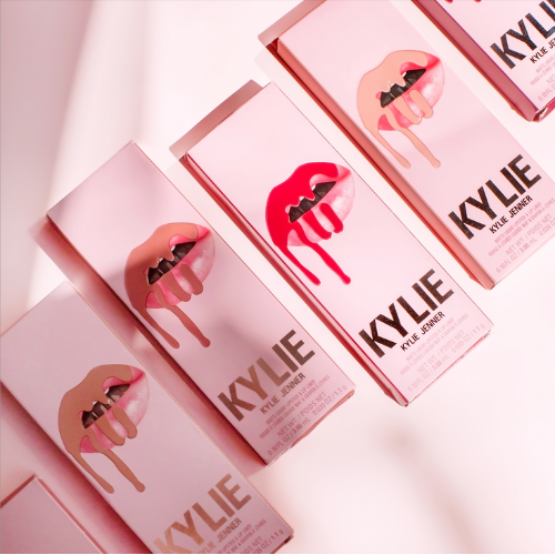 Les kits de lèvres Kylie Cosmetics sont assis sur un fond rose