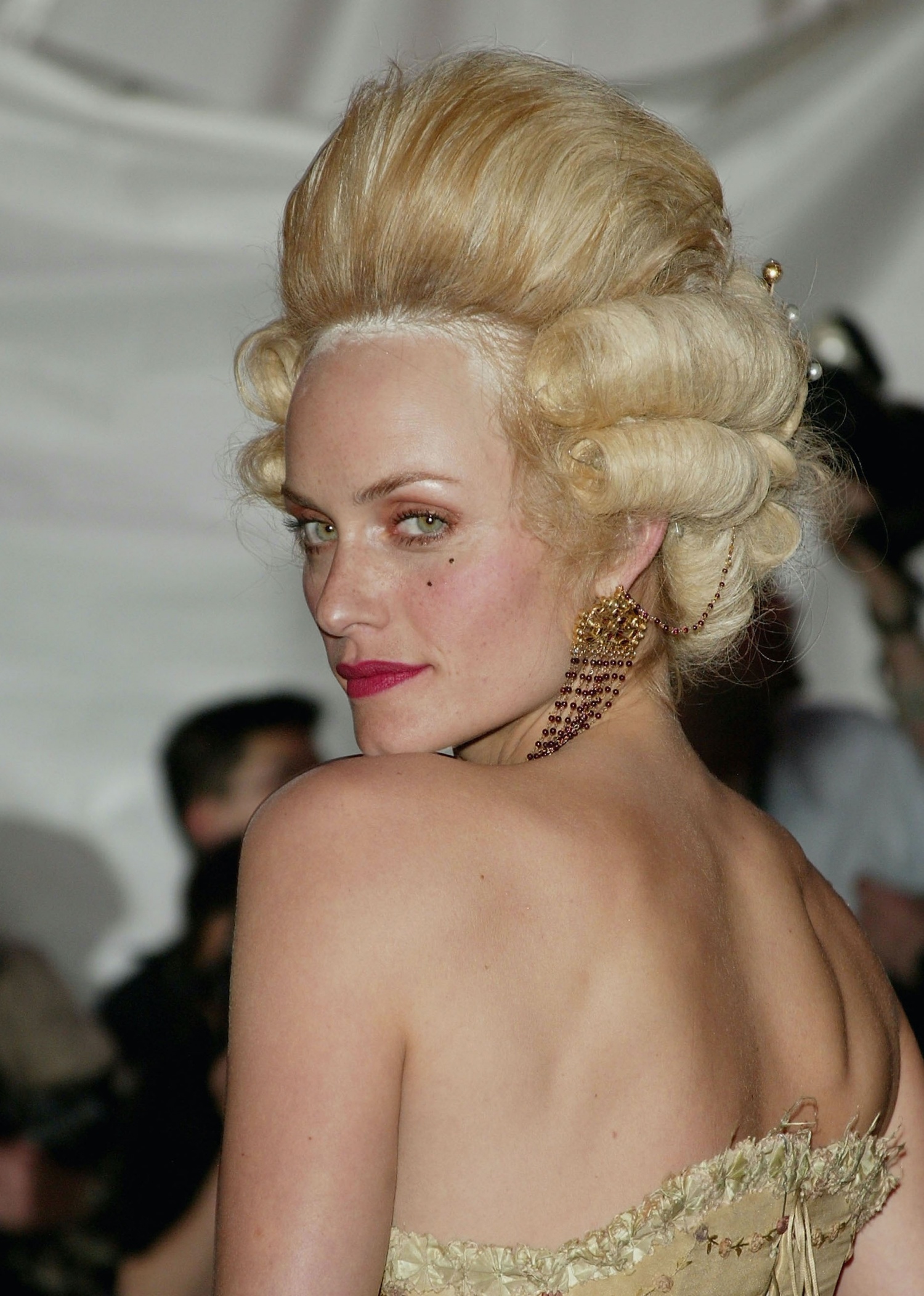 best met gala beauty looks amber valletta 2004