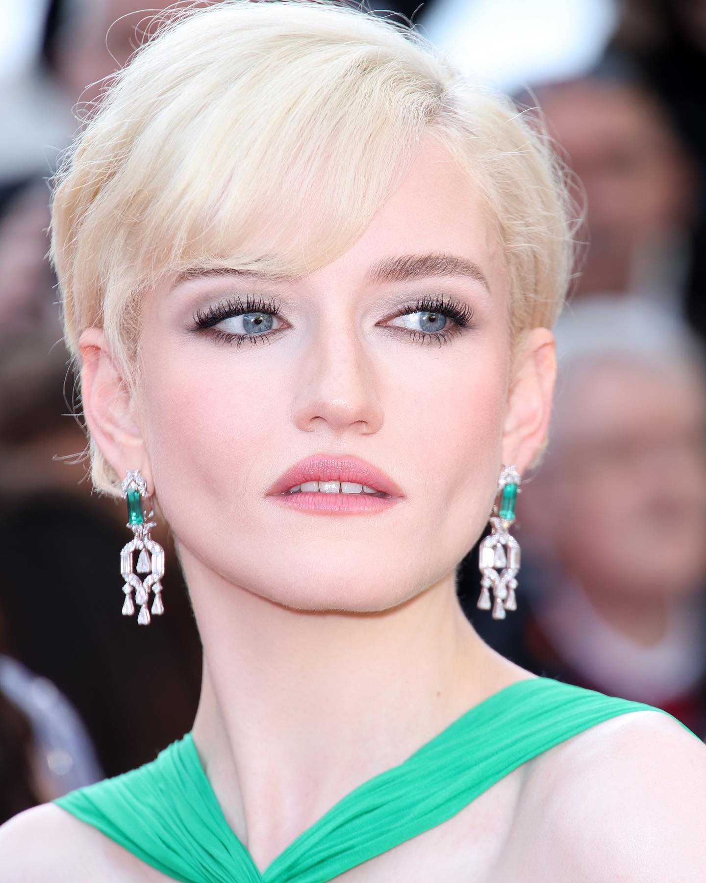 cannes beauty 2023 julia garner